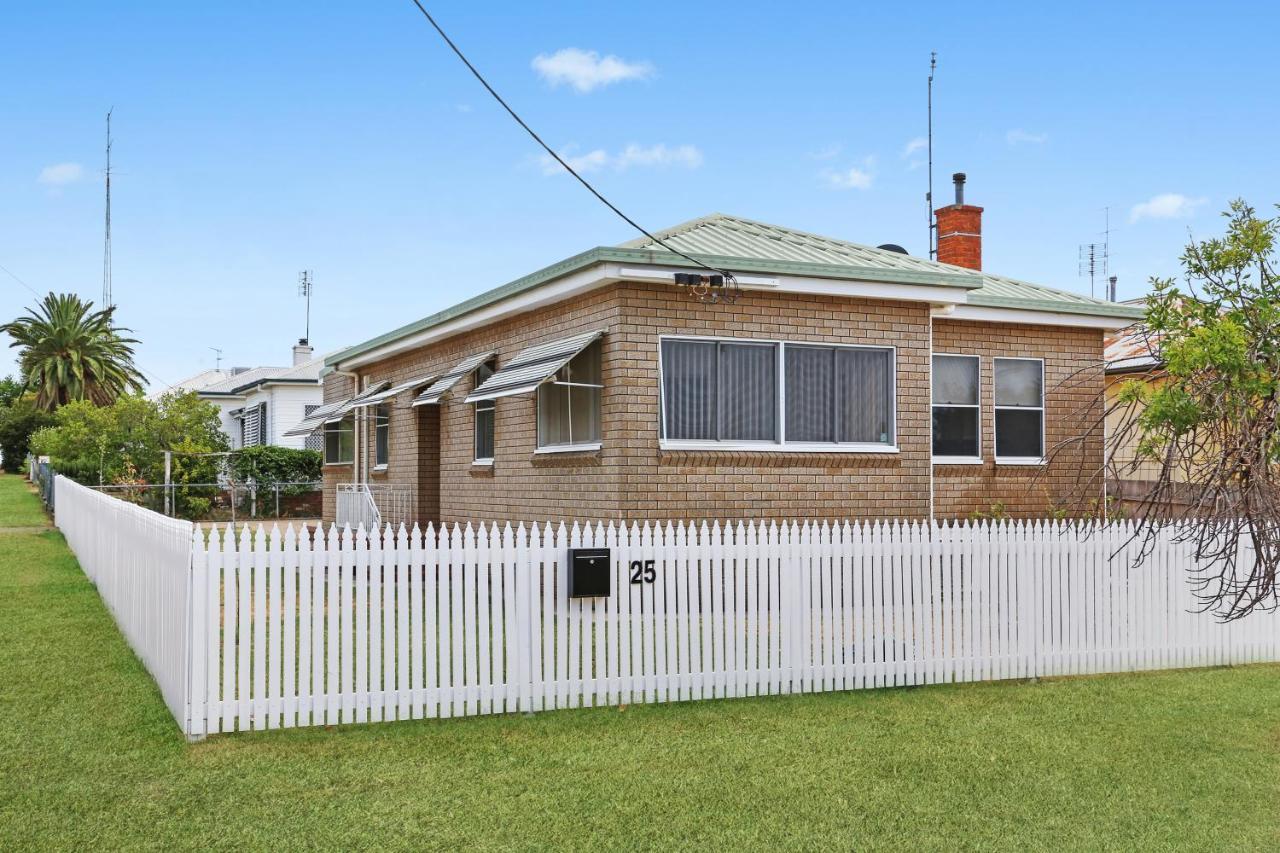 King'S Park Villa Tamworth Esterno foto